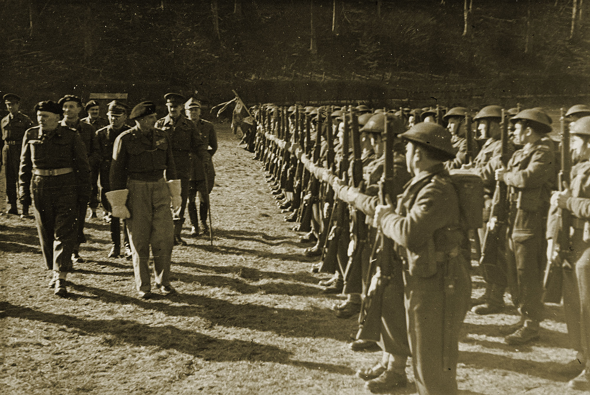Le général Maczek et le général Montgomery passant en revue les troupes polonaises - Ecosse - Galashiels - 13/03/1944