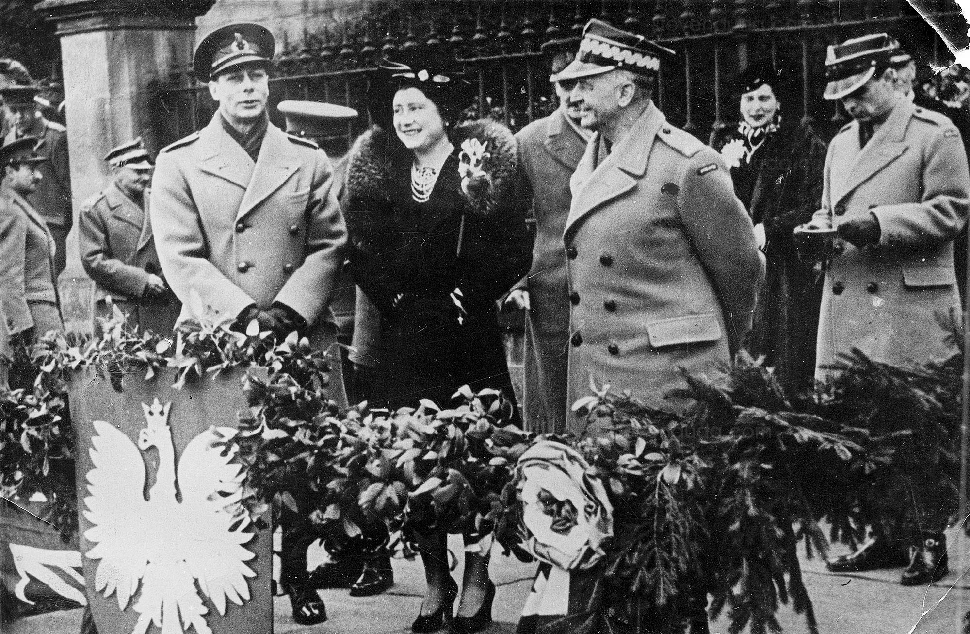 Le Roi George VI, la Reine Elisabeth et le Général Wladyslaw Sikorski visitant les troupes Polonaises - Ecosse - Forfar - 07.03.1941